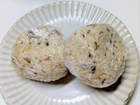 お弁当に!塩昆布と梅干しの炊き込みご飯のおにぎり